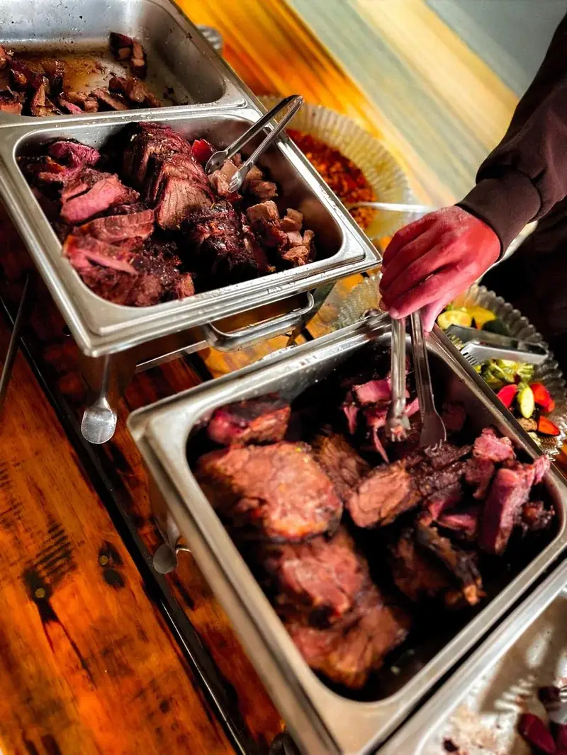 Carnes nobres grelhadas servidas em rechauds aquecidos pela equipe GMM