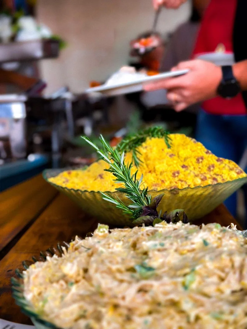 Salada de maionese temperada acompanhada de farofa artesanal crocante